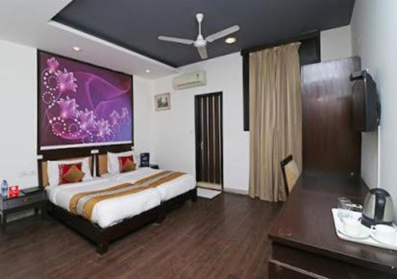Hotel Loto - Sector 66 Noida Esterno foto
